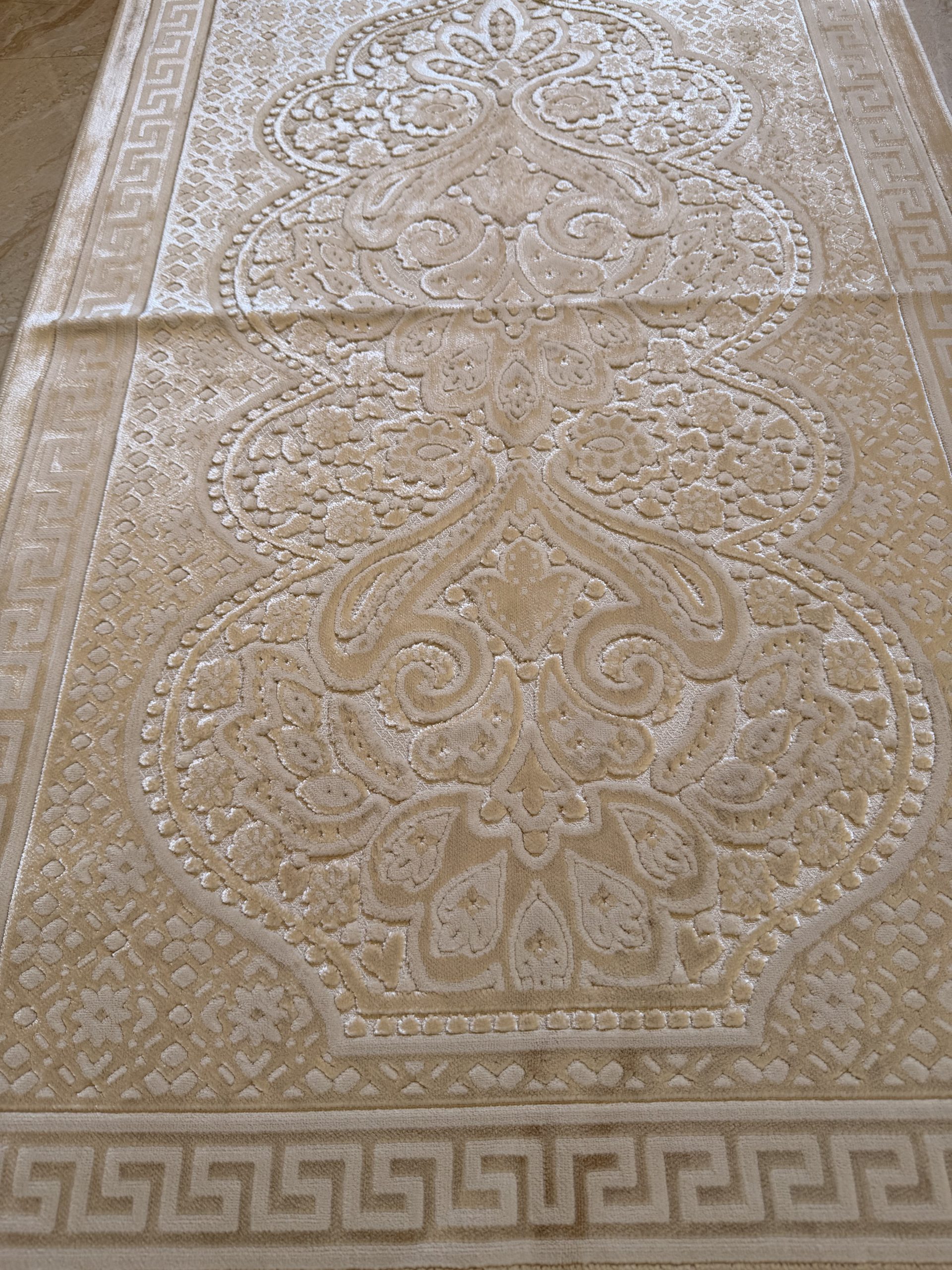 Velvet Islamic Prayer Mat Turkish Luxury Janamaz Sajadah (Crean)